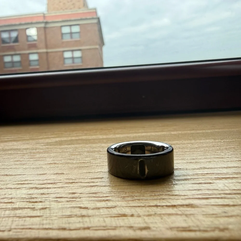 Oura Ring, Gen 4 in Black — size 7 with charger